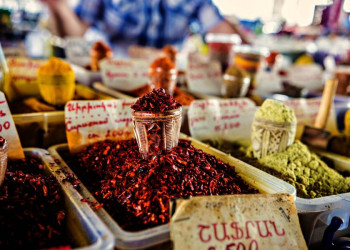 Waren auf einem Marktstand in Armenien