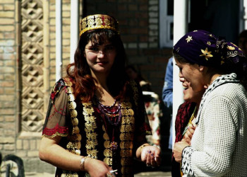 Eine Tadschikin in traditioneller Landestracht