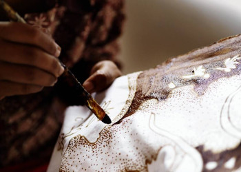 Traditionelle Batikmalerei in Indonesien