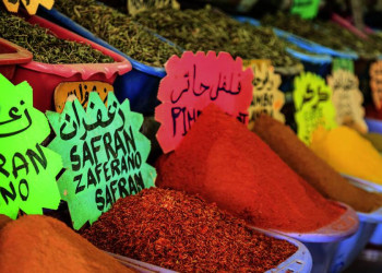 Bunte Gewürze auf einem Markt in Tunesien