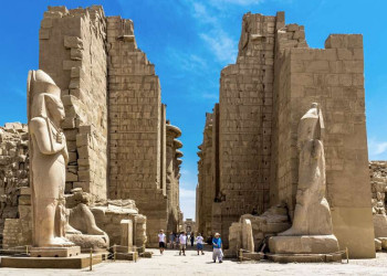 Monumentale Statuen und Säulen im Amun-Tempel von Karnak