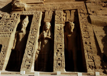 Majestätische Tempelfassade in Abu Simbel