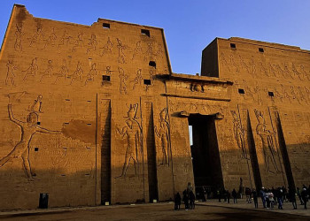 Der Tempel von Edfu im Morgenlicht