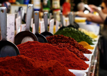 Bunte Gewürzberge auf einem Markt in Tel Aviv