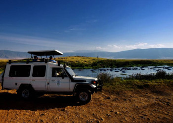 Mit dem Geländewagen unterwegs im Ngorongoro-Krater
