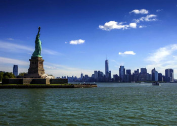 Die Freiheitsstatue vor der Skyline von Manhattan
