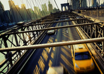 Unterwegs auf der weltberühmten Brooklyn Bridge in New York