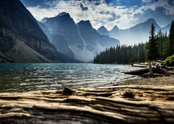 Großartige Bergansichten am smaragdgrünen Moraine Lake