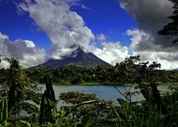 Blick über den Arenalsee zum Vulkan Arenal