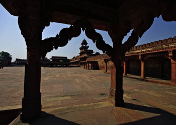 Blick in den Hof des Palastes in Fatehpur Sikri