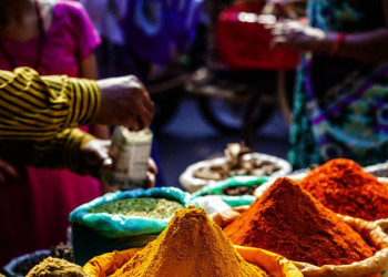 Marktstand in Delhi mit farbenfrohen Gewürzen