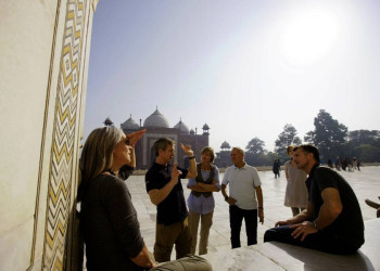 Studiosus-Reiseleiter mit Gruppe am Taj Mahal