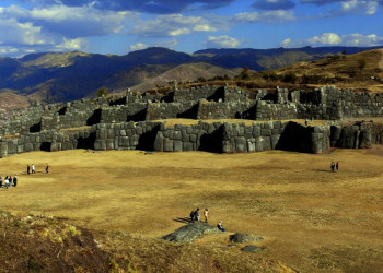 Die Mauern von Sacsayhuaman in Cusco