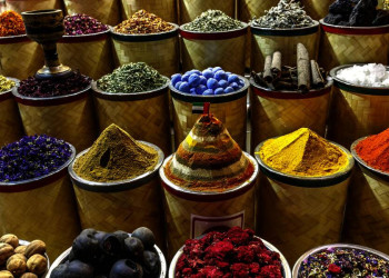 Bunte Gewürzmischungen im Basar