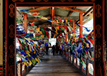 Gebetsfahnen am Klostereingang in Thimphu in Bhutan