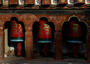 Rote Gebetsmühlen in Bhutan