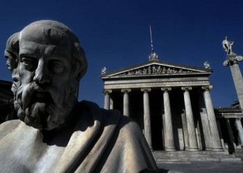 Statue von Plato vor der Akademie in Athen