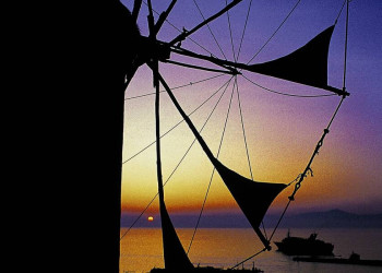 Stimmungsvoller Sonnenuntergang mit Windmühle