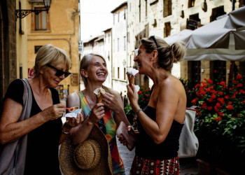 fröhliche Erfrischungspause mit Eis in Italilen