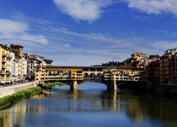 Die berühmte Ponte Vecchio über den Arno in Florenz