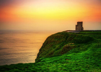 Der O'Briens Tower an den Cliffs of Moher