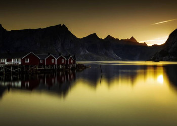 Typisch Lofoten - Rorbuer und steile Felsen