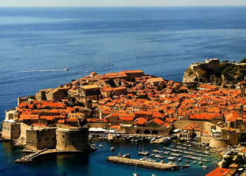 Die Altstadt von Dubrovnik, malerisch umspielt vom Adriatischen Meer