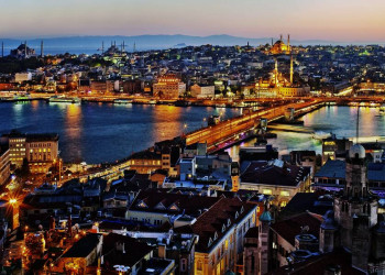 Istanbul beleuchtet am Abend