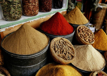 Gewürzberge im Souk von Fes in Marokko