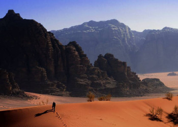 Imposante Felsformation in der Wüste Jordaniens