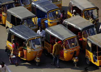 Gelbe Tuk-Tuks in Südindien