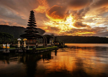Abendstimmung am Tempel Ulun-Danu auf Bali