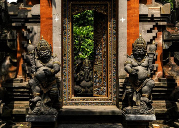 Tür zu einem Tempel auf Bali