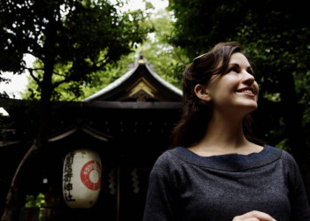 Vor einem der vielen Tempel Japans