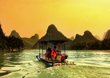 Ein Boot mit Touristen auf dem Li-Fluss in China