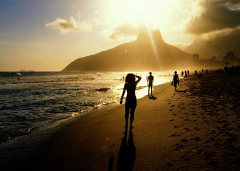 Sonnenuntergang am Strand von Ipanema in Rio