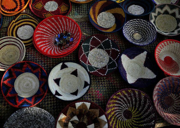 Bunte Körbe auf dem Markt von Entebbe in Uganda