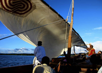 Auf einer Dhau vor Sansibar cruisen