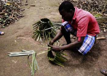Aus Palmenzweigen lassen sich verschiedene Dinge flechten