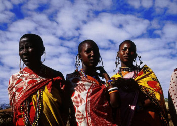 Einwohner von Ostafrika in traditioneller Kleidung