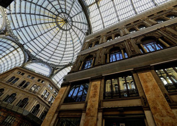 Die majestätische Glaskuppel der Galleria Umberto I in Neapel