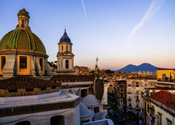 Typische am Golf von Neapel: Kirchenkuppeln und Vesuv