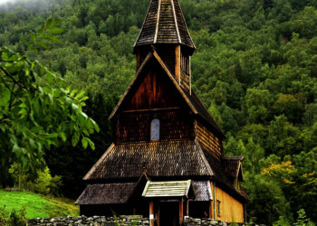Kleinod oberhalb des Lustrafjords: die Stabkirche Urnes
