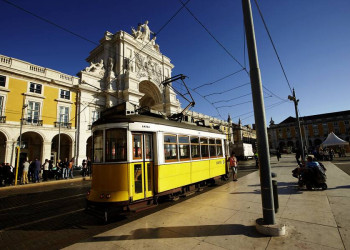Unterwegs in Lissabon in einer historischen Straßenbahn