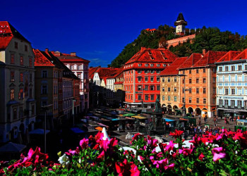 Die bunten Fassaden der Altstadt von Graz mit Schlossberg und Uhrturm