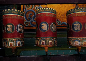 Gebetsmühlen vor einem Tempel in Tibet