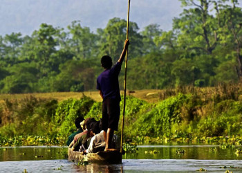 Traditionelle Bootsfahrt in Nepal
