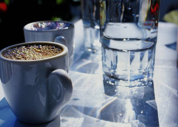 Kaffeepause im Sonnenschein in Athen