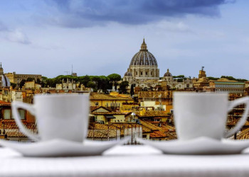 Die Dächer von Rom mit der Peterskuppel