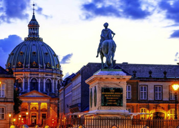 Reiterstandbild vor Schloss Amalienborg in der Abenddämmerung